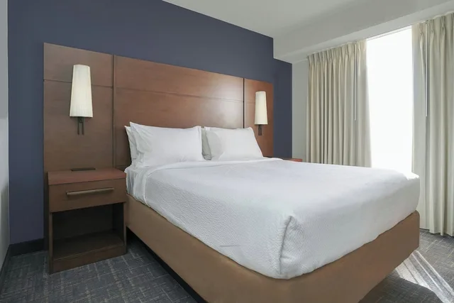 جناح بسرير كوين بغرفة نوم واحدة مع أريكة، Residence Inn Colorado Springs North 2/5