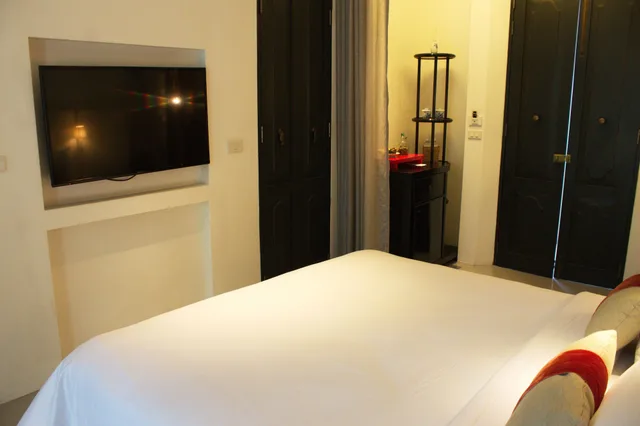 Serene, HOTEL DES ARTISTS PING SILHOUETTE 7/9