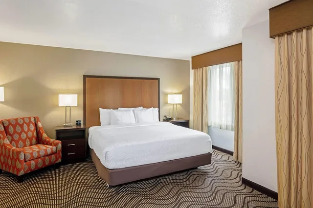 غرفة بسرير كينج لذوي الإعاقة، La Quinta Inn & Suites by Wyndham Las Vegas Red Rock 1/3