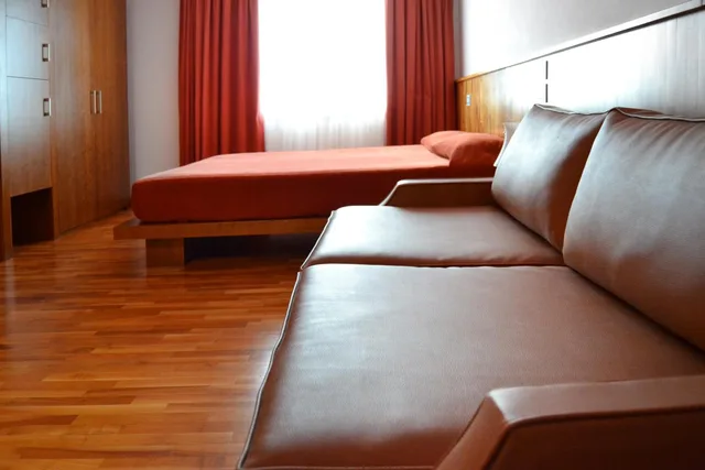 جناح، Hotel Don Guglielmo 3/7