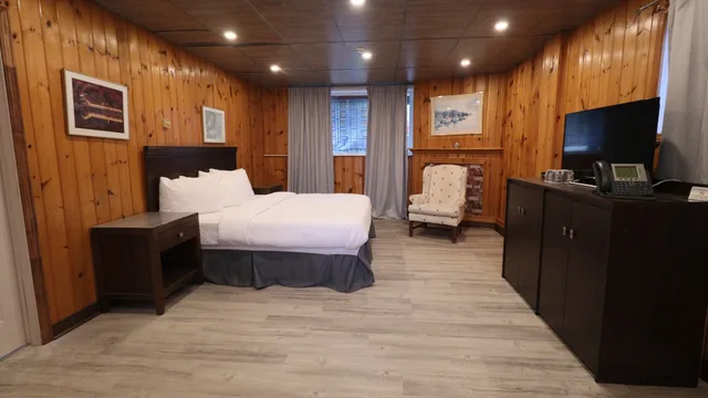 غرفة فاخرة بسرير كينج وسرير كوين بغرفتي نوم بحوض جاكوزي، Algonquin Lakeside Inn 1/2