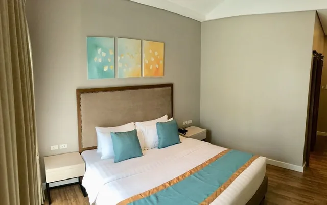 Deluxe, King Bed, Royale Parc Hotel Tagaytay 2/3