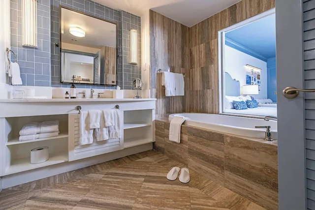 غرفة بسرير كينج بإطلالة على المسبح بشرفة مع أريكة، The Seagate Hotel Spa 6/6
