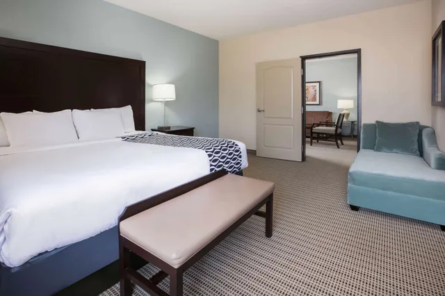 جناح عائلي ديلوكس بسرير كينج لذوي الإعاقة، La Quinta Inn and Suites by Wyndham DFW Airport West - Euless 2/7
