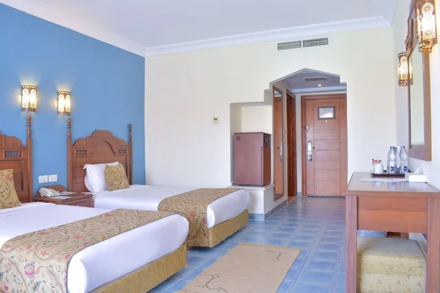 غرفة بسرير كينج مع أريكة، Jasmine Palace Resort and Spa 1/2