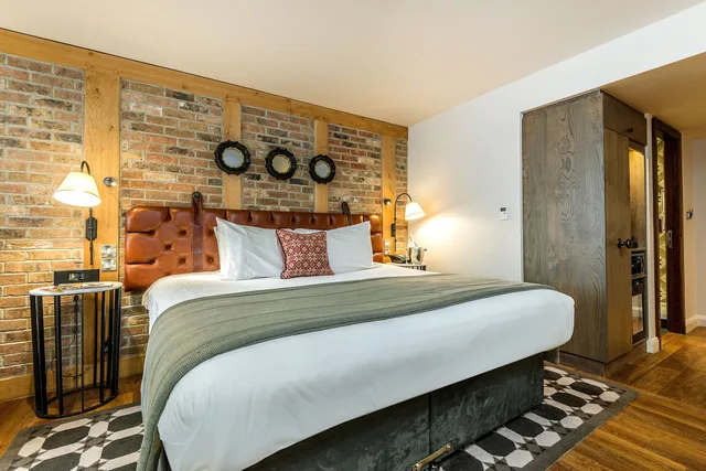 غرفة بريميوم بسرير كينج، HOTEL INDIGO YORK 1/10
