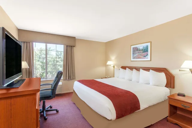 Deluxe, 2 Queen Beds, Ramada By Wyndham Fresno Northwest 2/10