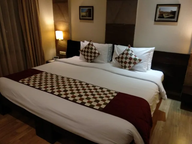 غرفة ديلوكس بسرير كينج، Ramada by Wyndham Ajmer 1/8