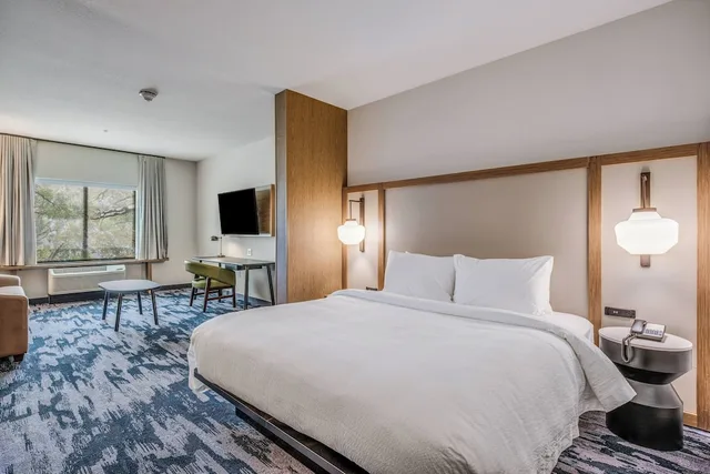غرفة بسرير كينج مع أريكة، Fairfield Inn & Suites by Marriott Whitewater 1/7