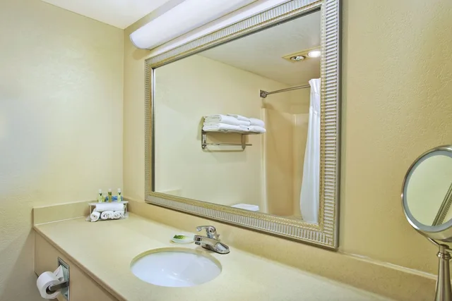غرفة قياسية بسريرين كوين بشرفة في طابق مرتفع، HOLIDAY INN EXPRESS MACKINAW CITY 5/5
