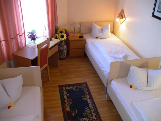 غرفة ثلاثية بسرير مزدوج وسرير فردي، Garni Djaran Hotel 1/2