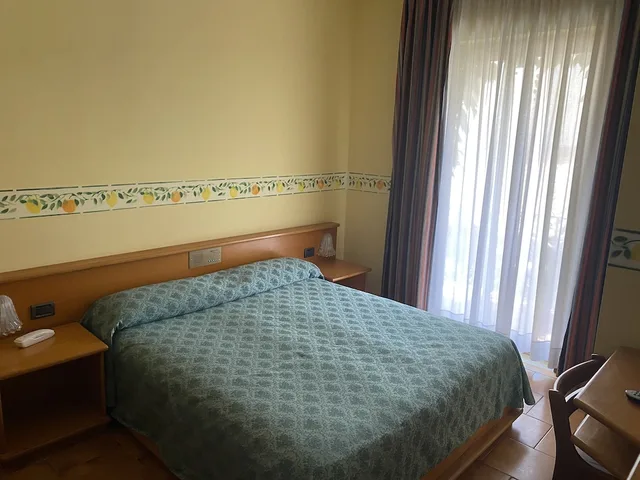 غرفة بسريرين منفصلين بشرفة، San Pietro Beach 1/10