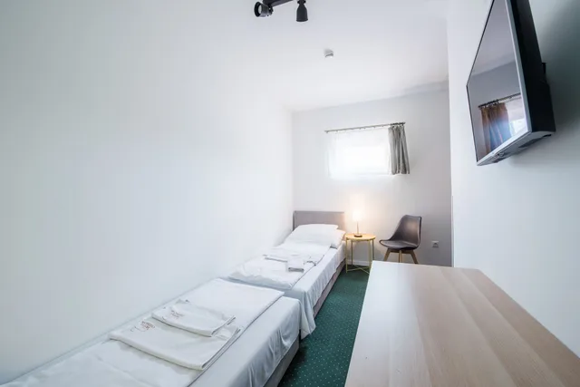 Compact, Twin Beds، Chesscom Hotel 1/5