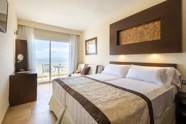 غرفة بسرير مزدوج بإطلالة على البحر بشرفة، Hotel Condesa 3/7