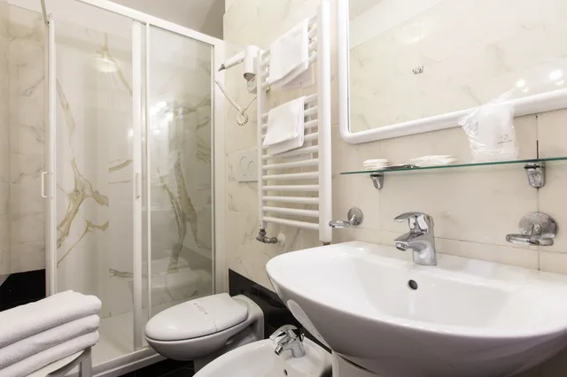 غرفة ثلاثية بسرير مزدوج وسرير فردي، HOTEL AGLI ARTISTI 5/6