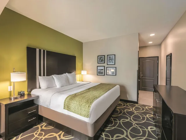 غرفة بسرير كينج مع أريكة لذوي الإعاقة، La Quinta Inn & Suites by Wyndham Tyler - University Area 2/8