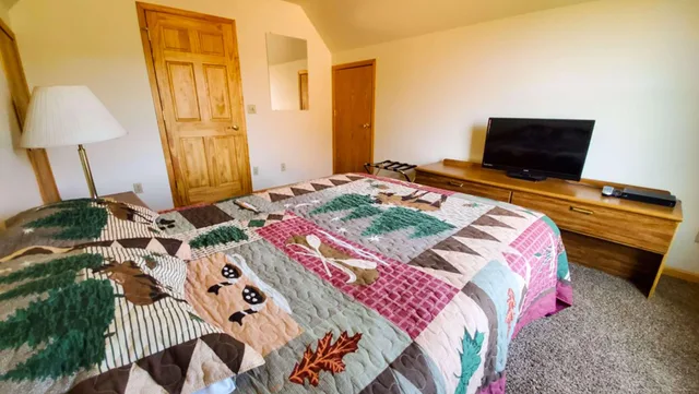غرفة بسرير كوين لذوي الإعاقة، Jasper Ridge Inn Ishpeming 3/4