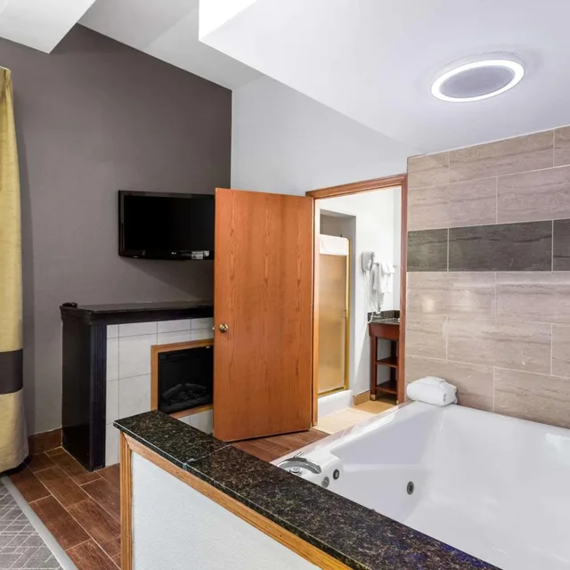 جناح بسرير كينج بجاكوزي، Comfort Inn & Suites Kenosha-Pleasant Prairie 10/10