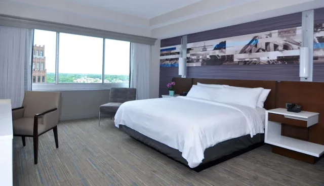 غرفة بسرير كينج، Kansas City Marriott Country Club Plaza 3/8