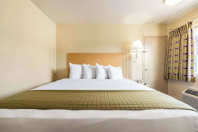 Room, King Bed, Americas Best Value Inn Lake City 1/6