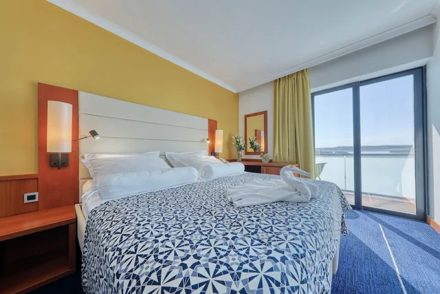 غرفة كلوب بريميوم بسرير مزدوج بإطلالة على البحر بشرفة، Ilirija Hotel 6/10