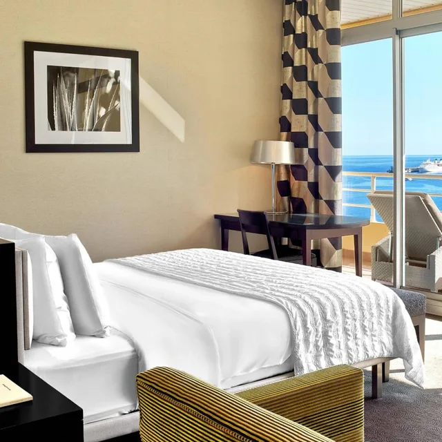 جناح جونيور بسرير كينج بإطلالة على البحر بشرفة في طابق مرتفع، Le Meridien Beach Plaza 3/7