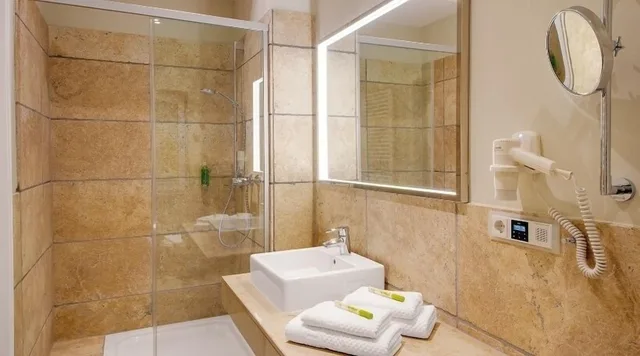 غرفة ديلوكس بسرير كينج بإطلالة على الحديقة بشرفة، Hotel Villa Toskana 3/4
