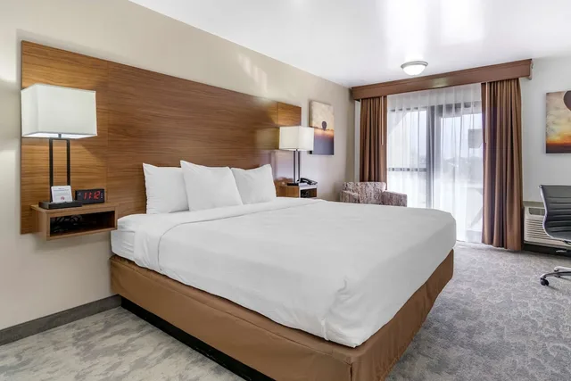غرفة قياسية بسرير كينج، Best Western Plus Lake Front Hotel 1/4