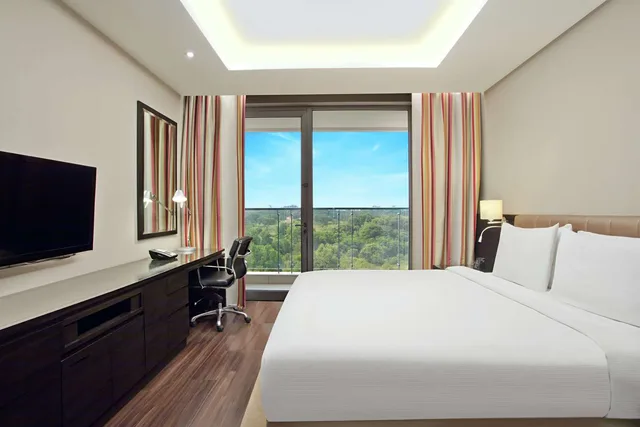 جناح بسرير كينج بشرفة بغرفة نوم واحدة، DoubleTree Suites by Hilton Bengaluru Outer Ring Road 1/3