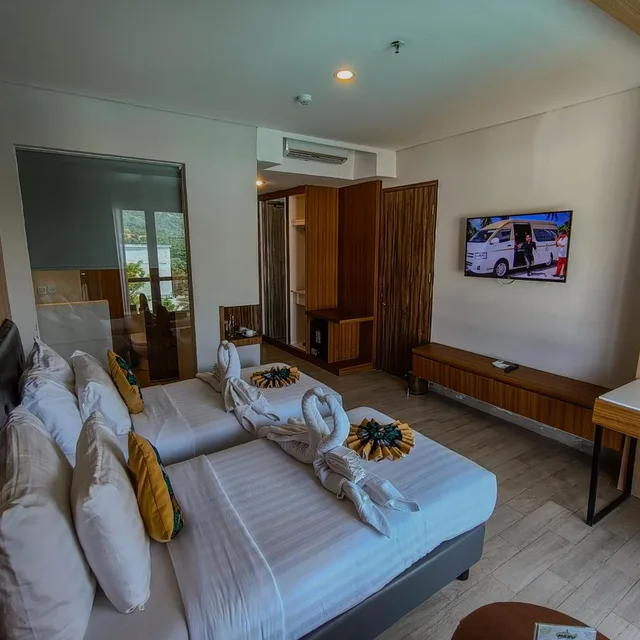 غرفة ديلوكس بسريرين منفصلين بإطلالة على المسبح، Raja Hotel Kuta Mandalika Resort & Convention 6/10