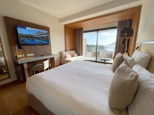غرفة ديلوكس بسرير كينج بإطلالة على البحر بشرفة، Golden Tulip Porto Vecchio 2/9