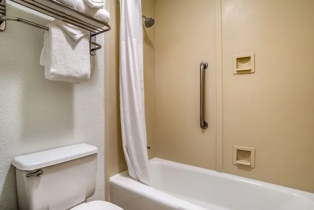 غرفة قياسية بسرير كينج، Clarion Inn Conference Center Gonzales, LA 4/4
