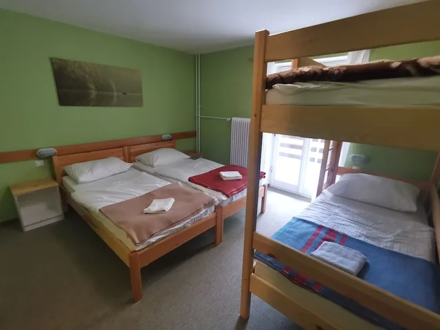 غرفة رباعية بسريرين منفصلين وسرير بطابقين، Hostel Pod Voglom 1/7