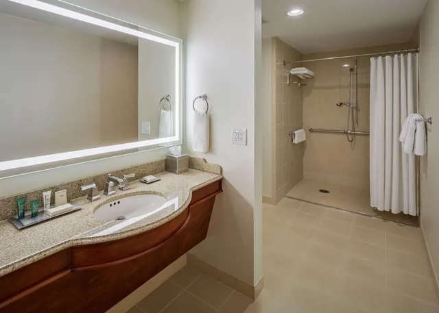 Suite, Accessible, Hilton President Kansas City 2/3