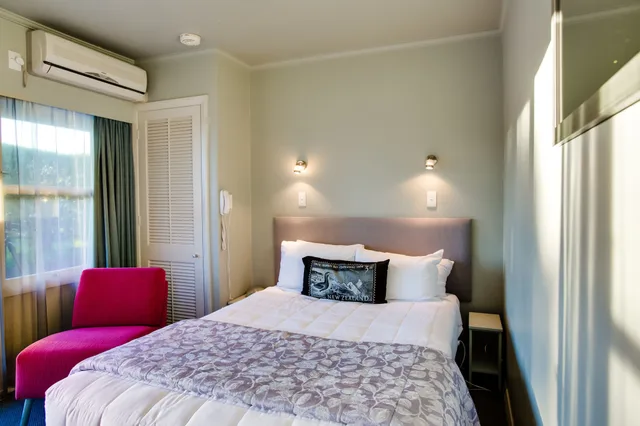 Petite, Suite, Queen Bed، Asure Colonial Lodge Motel 1/8