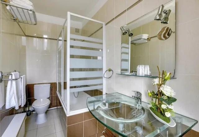 غرفة سوبيريور ثلاثية بسرير مزدوج وسرير فردي، HOTEL DU SQUARE D ANVERS 8/10