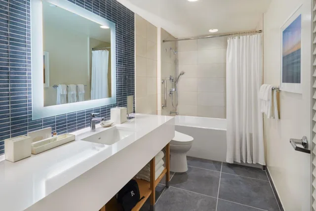 جناح بسرير كينج بغرفة نوم واحدة بإطلالة جزئية على البحر مع أريكة، Renaissance Honolulu Hotel & Spa 3/4