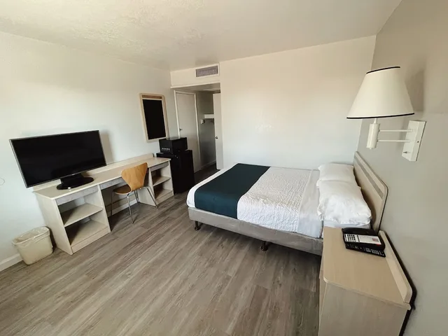 Standard, Queen Bed, Accessible, Motel6 Holbrook, AZ 3/4