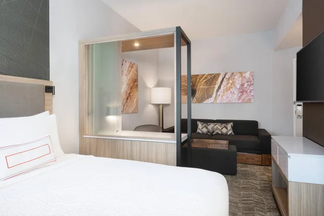 جناح بسرير كينج مع سرير سحّاب إضافي مع أريكة بحوض استحمام لذوي الإعاقة، SpringHill Suites by Marriott Tifton 1/9