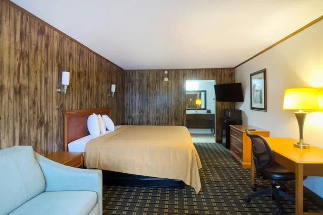 Room, Queen Bed, River Front، Tennessee Mountain Lodge Riverside by OYO 3/6