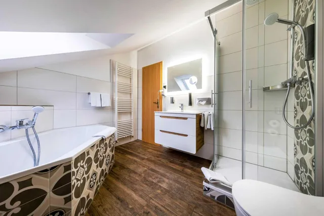 جناح بسرير كوين، Land gut Hotel Hermann 7/7