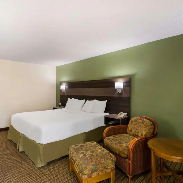 غرفة، Best Western Prairie Inn & Conference Center 7/9