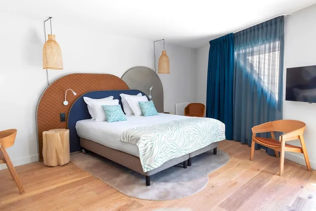 Standard, Queen Bed, Lake View, Black Bass 3/5