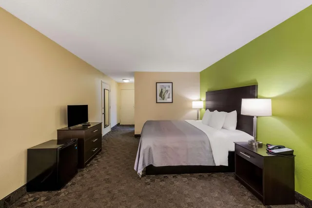 غرفة بسرير كوين، Quality Inn Saint Louis Airport 1/5