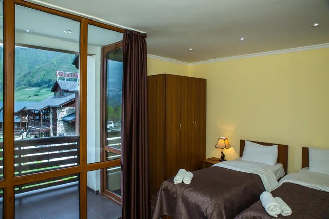 غرفة بسريرين منفصلين بشرفة، Hotel Banguriani 1/10