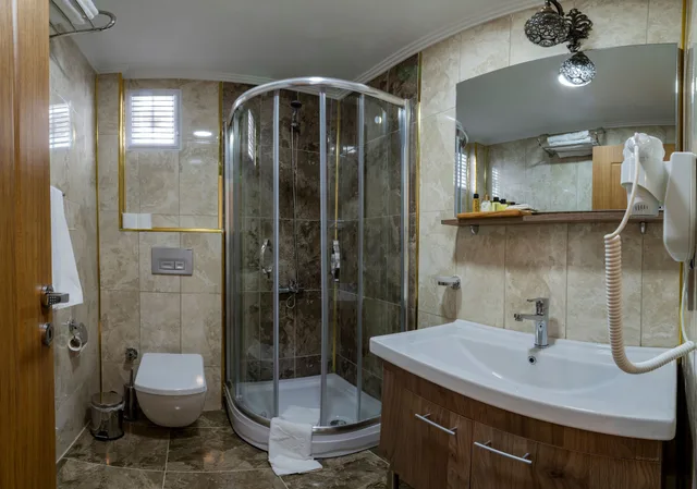 غرفة قياسية بسريرين منفصلين بإطلالة على البحر، Golden Sand Hotel 5/5