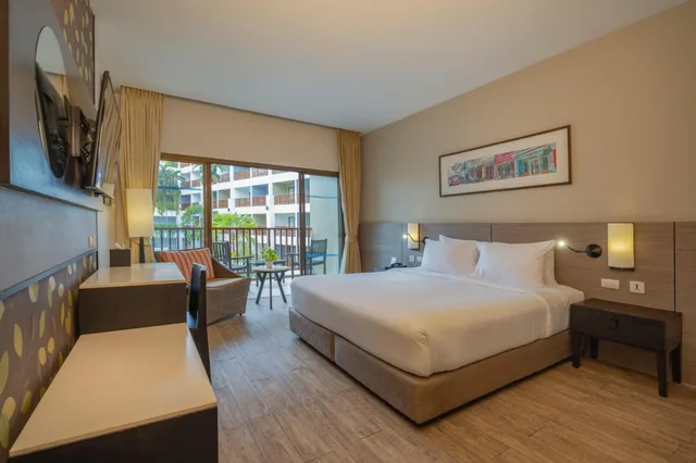 غرفة ديلوكس بسرير كينج بإطلالة على المسبح، Deevana Plaza Phuket Patong 4/10