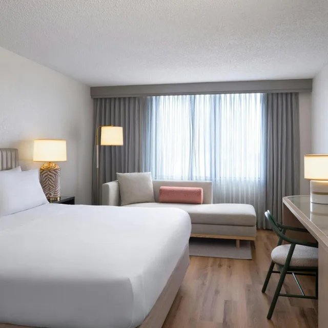 غرفة بسرير كينج أو كوين، Renaissance Fort Lauderdale Marina Hotel 2/6