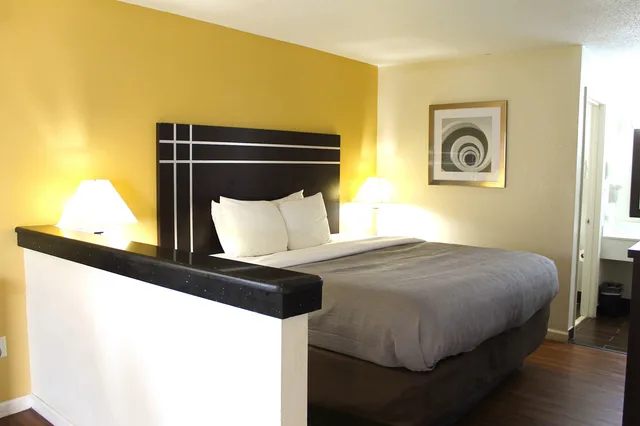 غرفة بسرير كينج للمدخنين، Quality Inn McComb 3/6