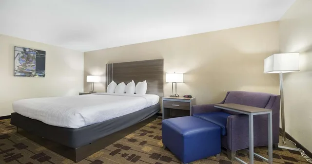 غرفة بسرير كينج وسرير كوين، Best Western Amador Inn 5/10